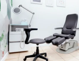 Pękające pięty latem – skąd się biorą i co z nimi zrobić?