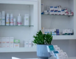 Grzybica stóp latem – jak uniknąć zakażenia na basenie i wakacjach?